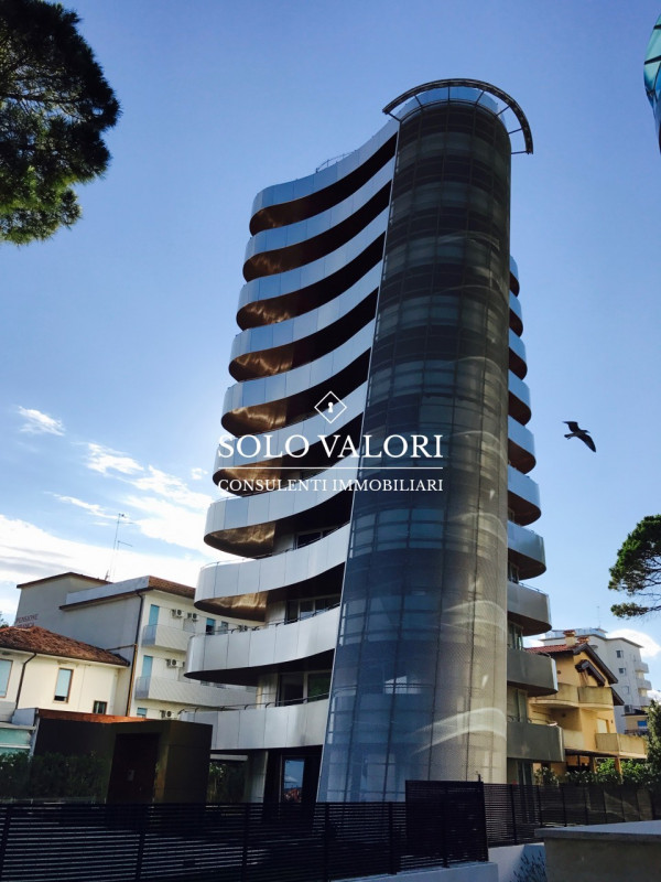 Nel cuore di Lignano Sabbiadoro - Centro, all’interno della rinomata Mirage Tower, proponiamo in ...