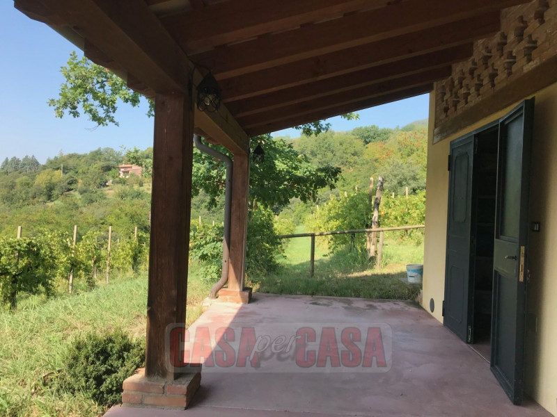 Immerso nel cuore verde dei Colli Euganei, proponiamo in vendita uno splendido rustico di circa 3...