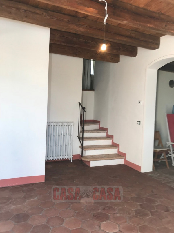 Immerso nel cuore verde dei Colli Euganei, proponiamo in vendita uno splendido rustico di circa 3...