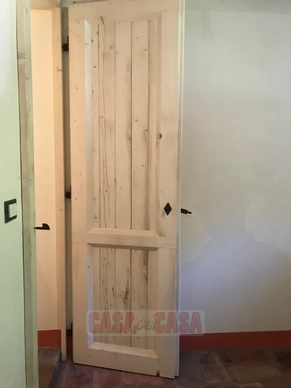 Immerso nel cuore verde dei Colli Euganei, proponiamo in vendita uno splendido rustico di circa 3...
