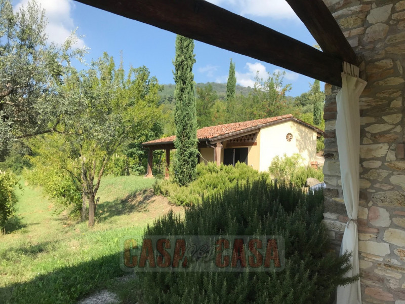 Immerso nel cuore verde dei Colli Euganei, proponiamo in vendita uno splendido rustico di circa 3...