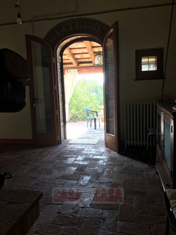 Immerso nel cuore verde dei Colli Euganei, proponiamo in vendita uno splendido rustico di circa 3...