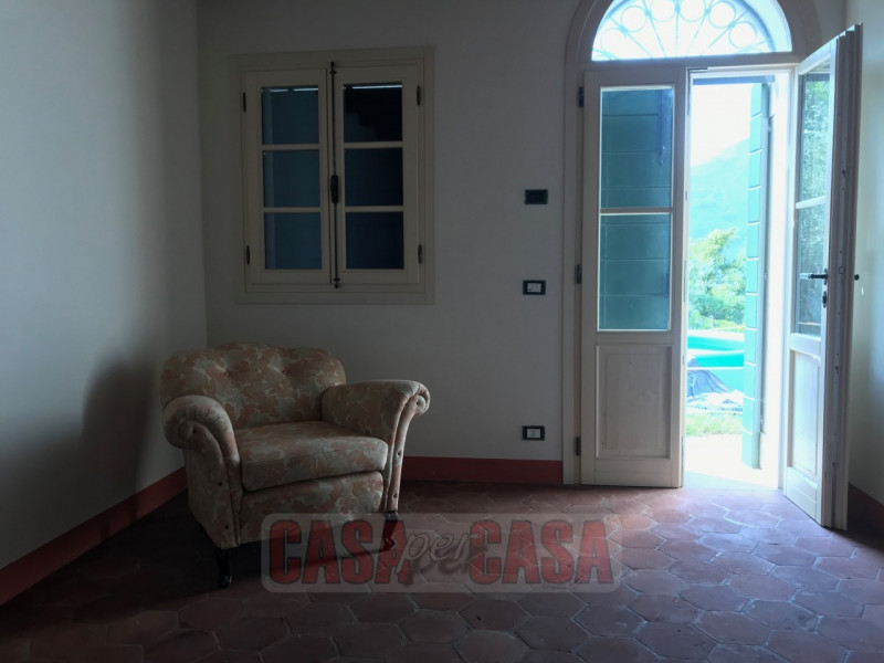 Immerso nel cuore verde dei Colli Euganei, proponiamo in vendita uno splendido rustico di circa 3...