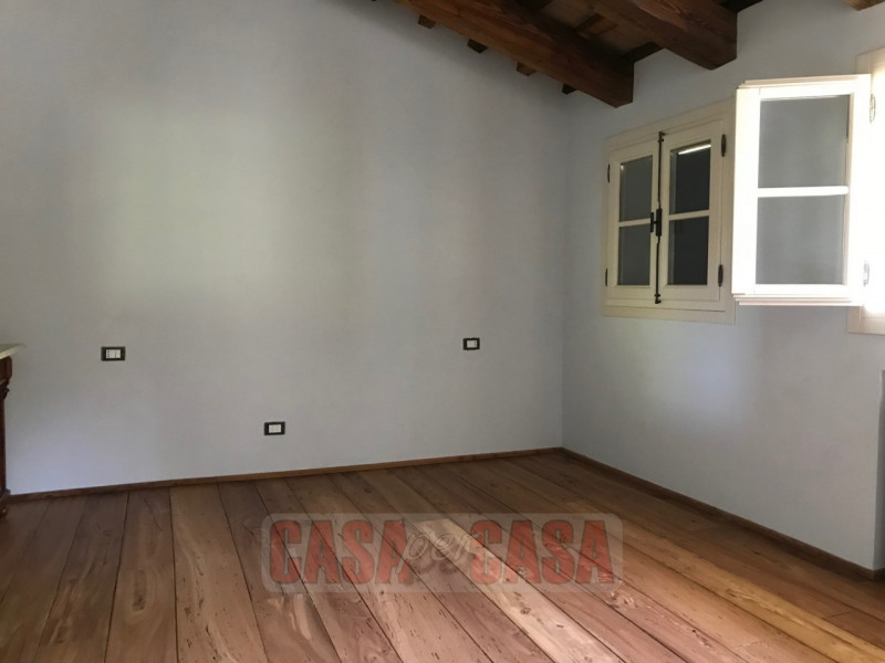 Immerso nel cuore verde dei Colli Euganei, proponiamo in vendita uno splendido rustico di circa 3...