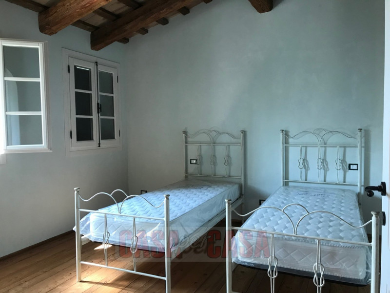 Immerso nel cuore verde dei Colli Euganei, proponiamo in vendita uno splendido rustico di circa 3...