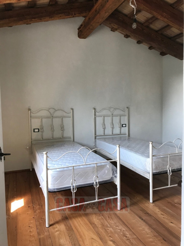 Immerso nel cuore verde dei Colli Euganei, proponiamo in vendita uno splendido rustico di circa 3...