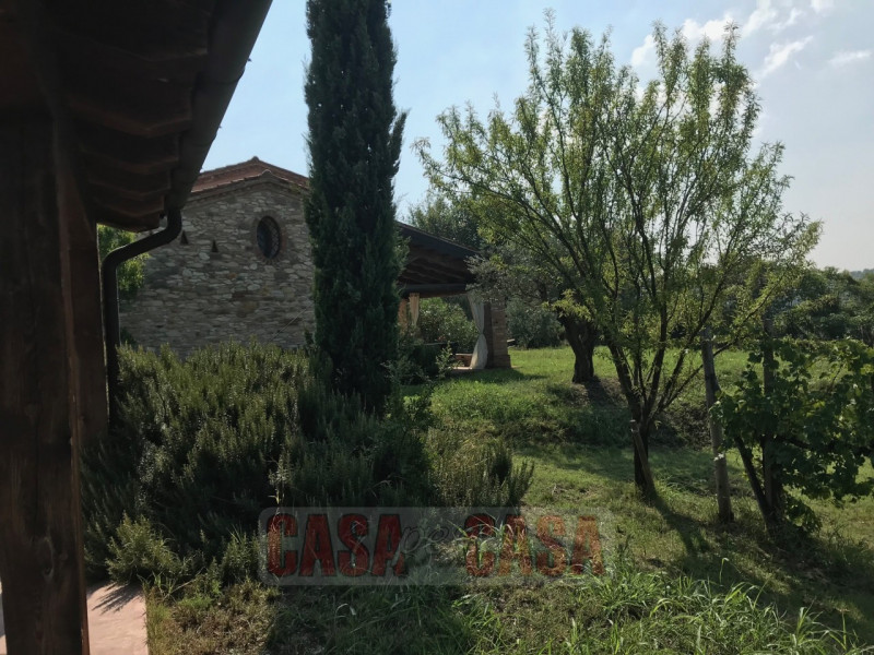 Immerso nel cuore verde dei Colli Euganei, proponiamo in vendita uno splendido rustico di circa 3...