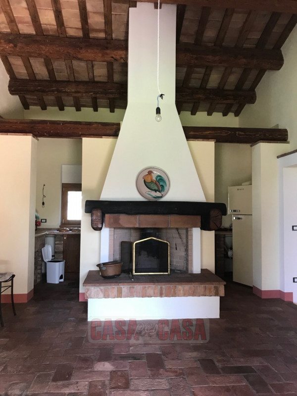 Immerso nel cuore verde dei Colli Euganei, proponiamo in vendita uno splendido rustico di circa 3...