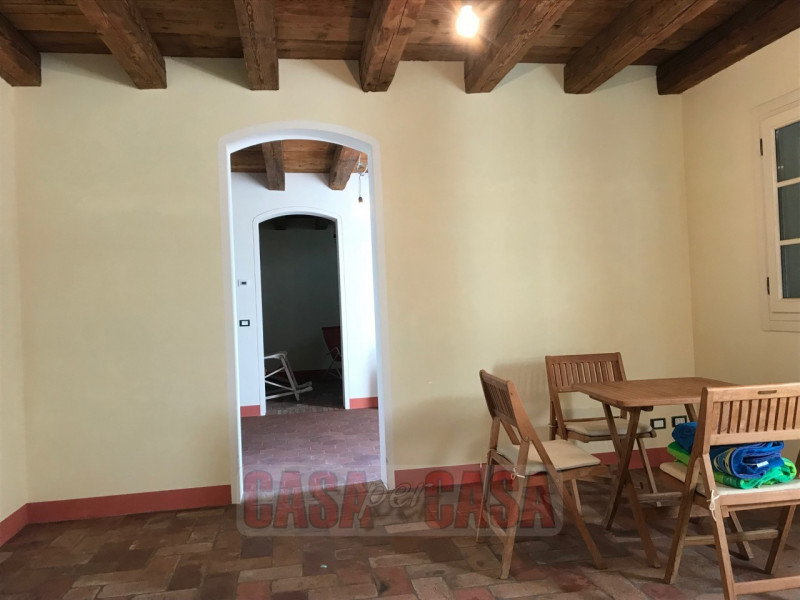 Immerso nel cuore verde dei Colli Euganei, proponiamo in vendita uno splendido rustico di circa 3...