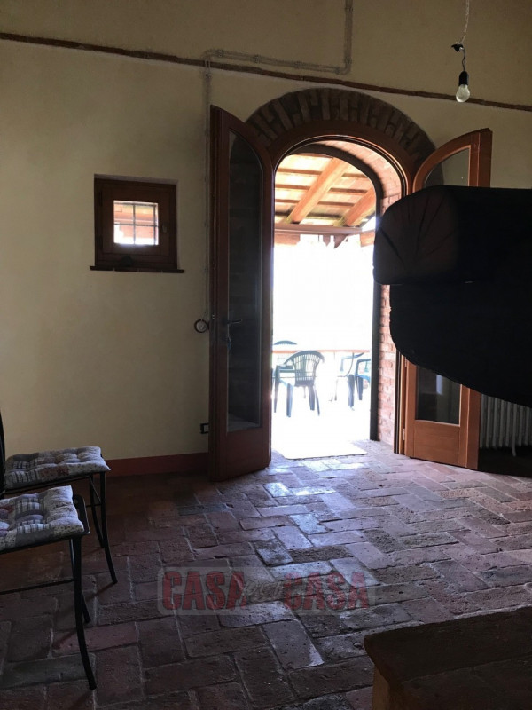 Immerso nel cuore verde dei Colli Euganei, proponiamo in vendita uno splendido rustico di circa 3...
