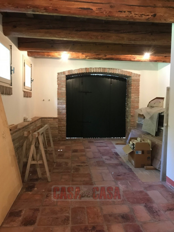 Immerso nel cuore verde dei Colli Euganei, proponiamo in vendita uno splendido rustico di circa 3...