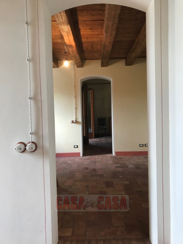 Immerso nel cuore verde dei Colli Euganei, proponiamo in vendita uno splendido rustico di circa 3...