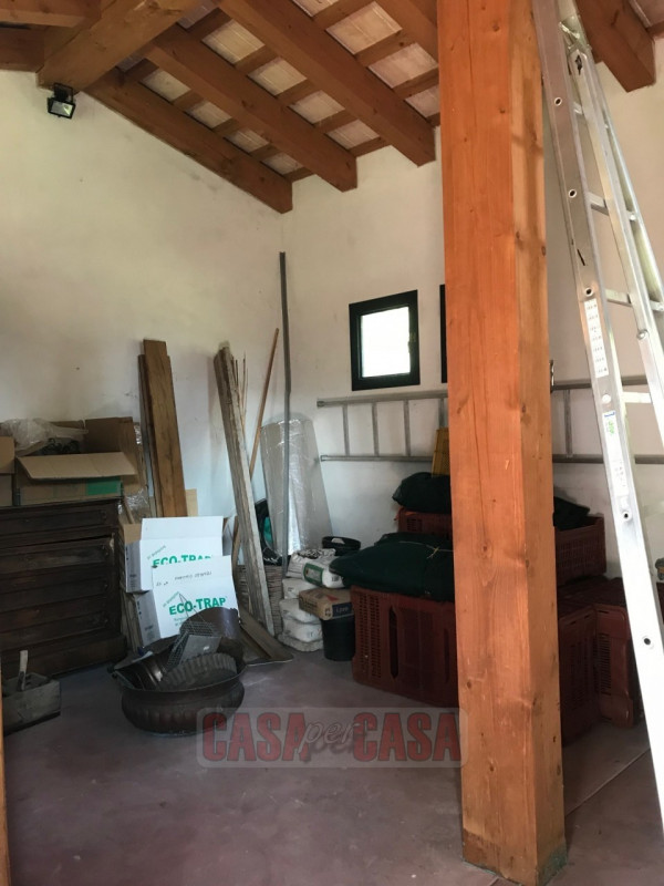 Immerso nel cuore verde dei Colli Euganei, proponiamo in vendita uno splendido rustico di circa 3...