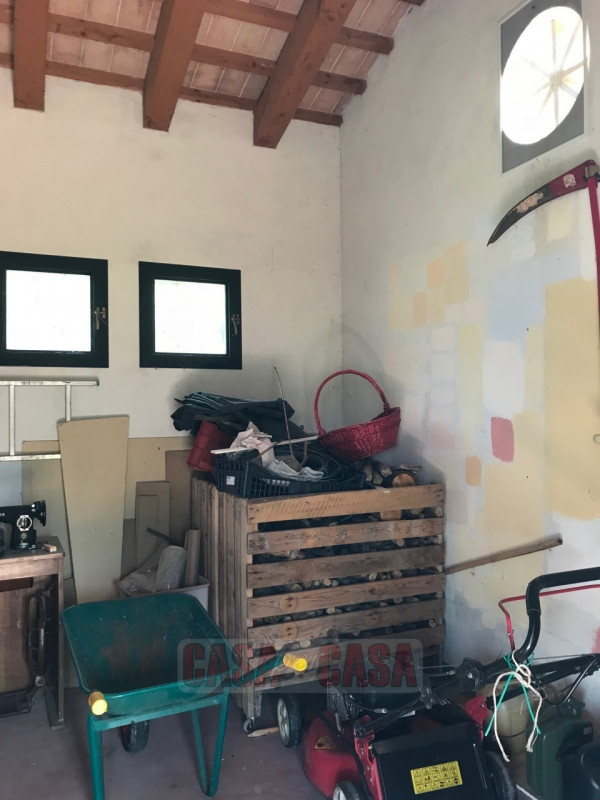Immerso nel cuore verde dei Colli Euganei, proponiamo in vendita uno splendido rustico di circa 3...