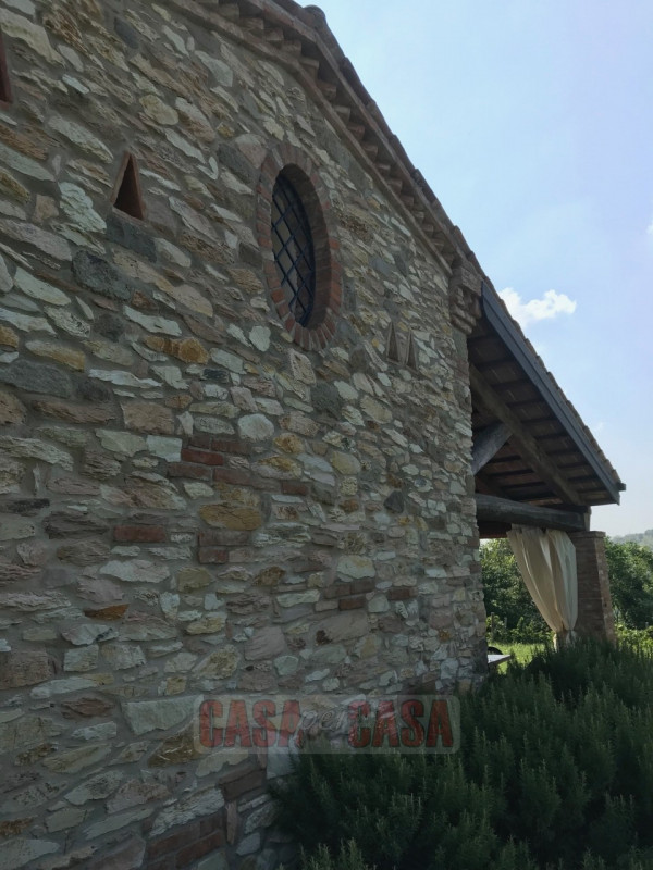 Immerso nel cuore verde dei Colli Euganei, proponiamo in vendita uno splendido rustico di circa 3...