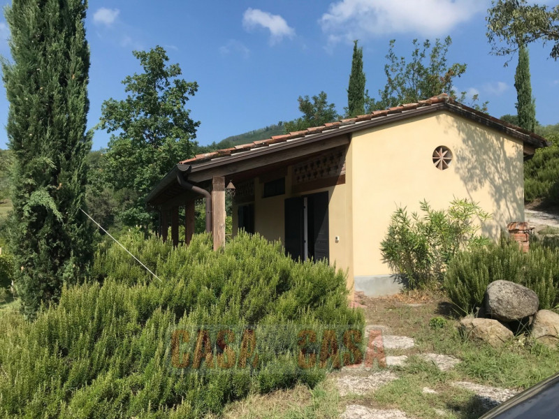 Immerso nel cuore verde dei Colli Euganei, proponiamo in vendita uno splendido rustico di circa 3...