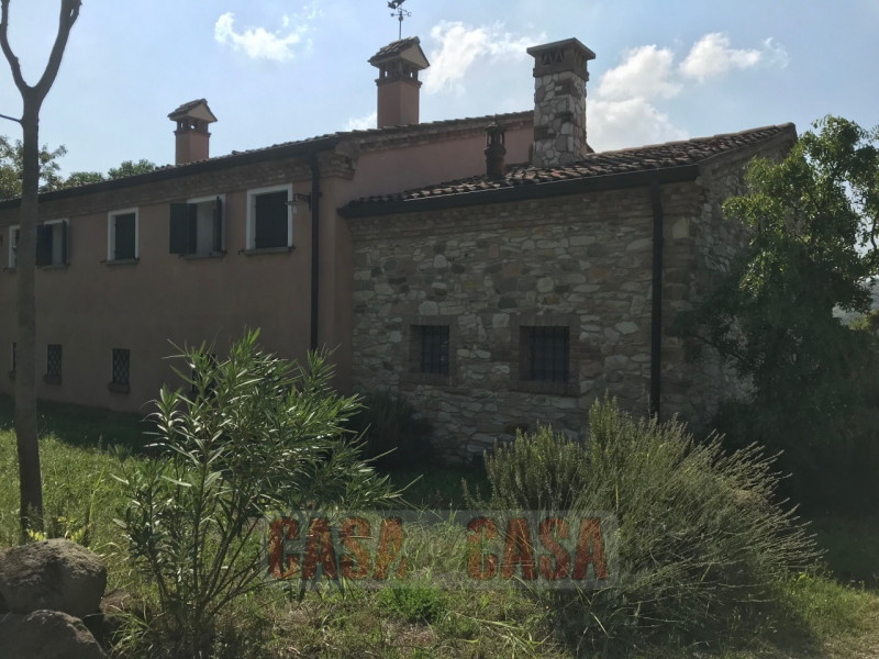 Immerso nel cuore verde dei Colli Euganei, proponiamo in vendita uno splendido rustico di circa 3...