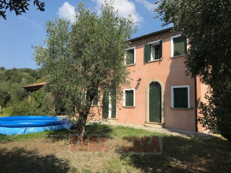 Immerso nel cuore verde dei Colli Euganei, proponiamo in vendita uno splendido rustico di circa 3...