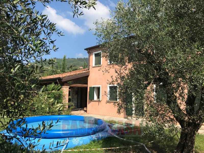 Immerso nel cuore verde dei Colli Euganei, proponiamo in vendita uno splendido rustico di circa 3...