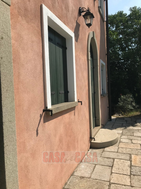 Immerso nel cuore verde dei Colli Euganei, proponiamo in vendita uno splendido rustico di circa 3...