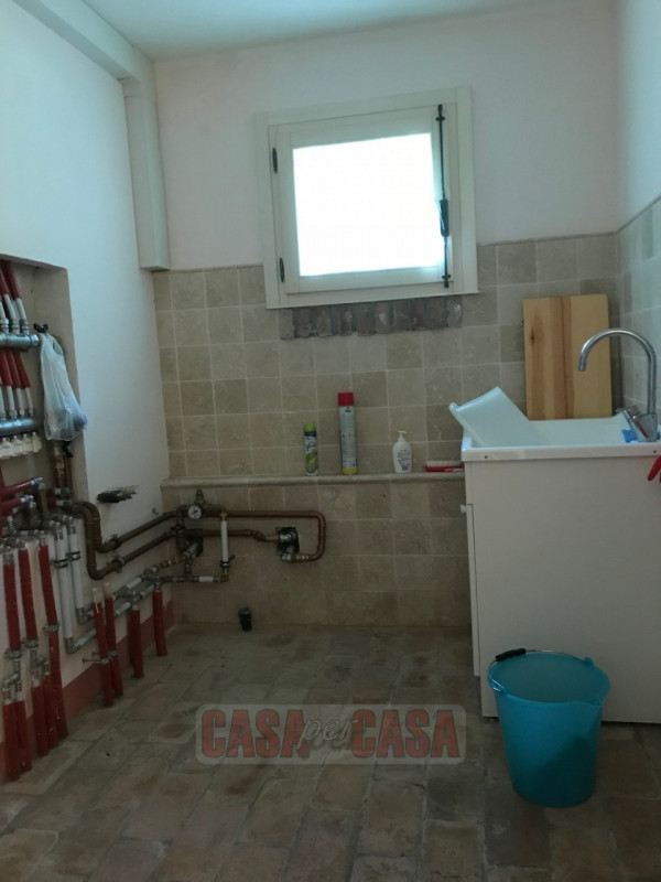 Immerso nel cuore verde dei Colli Euganei, proponiamo in vendita uno splendido rustico di circa 3...