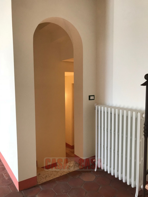 Immerso nel cuore verde dei Colli Euganei, proponiamo in vendita uno splendido rustico di circa 3...