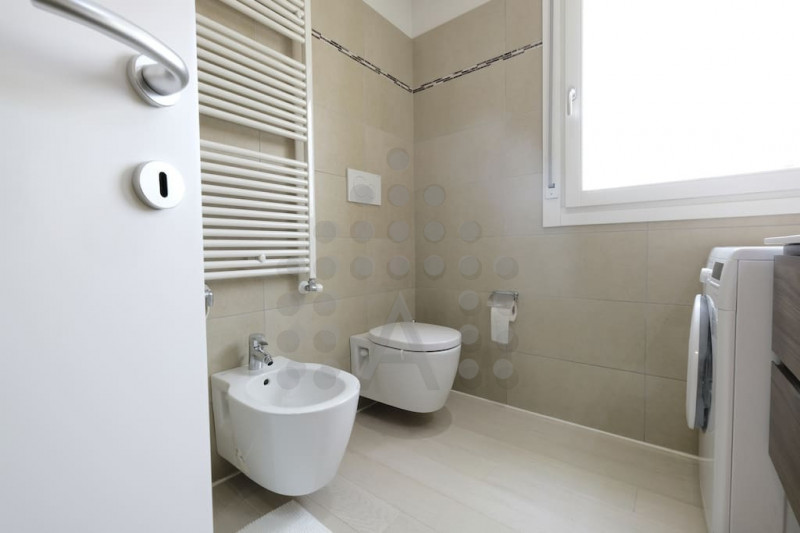 In recente palazzina al confine tra Abano Terme e Montegrotto, a 950 m dal Policlinico di Abano, ...