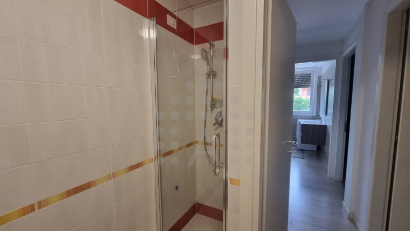 In recente palazzina al confine tra Abano Terme e Montegrotto, a 950 m dal Policlinico di Abano, ...