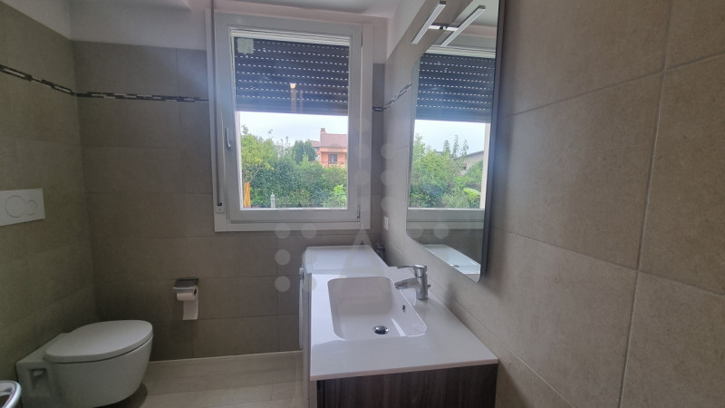 In recente palazzina al confine tra Abano Terme e Montegrotto, a 950 m dal Policlinico di Abano, ...