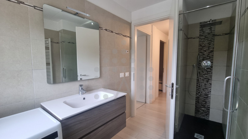 In recente palazzina al confine tra Abano Terme e Montegrotto, a 950 m dal Policlinico di Abano, ...