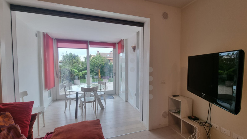 In recente palazzina al confine tra Abano Terme e Montegrotto, a 950 m dal Policlinico di Abano, ...