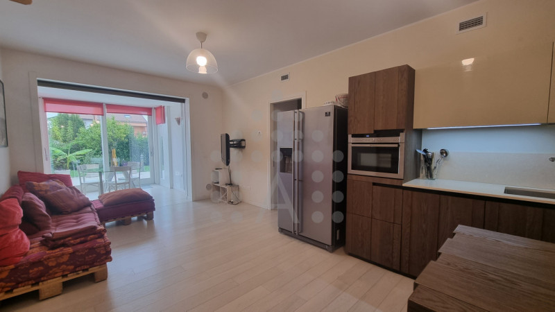 In recente palazzina al confine tra Abano Terme e Montegrotto, a 950 m dal Policlinico di Abano, ...