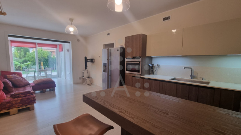 In recente palazzina al confine tra Abano Terme e Montegrotto, a 950 m dal Policlinico di Abano, ...