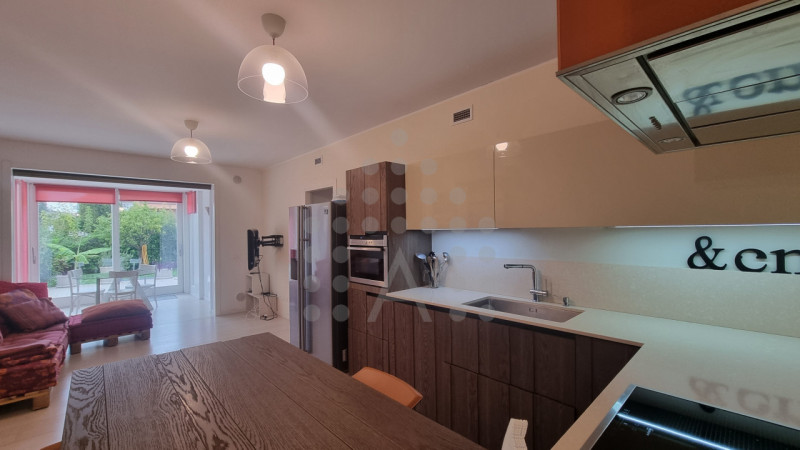 In recente palazzina al confine tra Abano Terme e Montegrotto, a 950 m dal Policlinico di Abano, ...