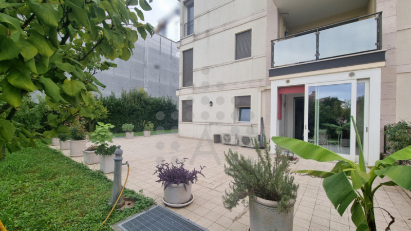 In recente palazzina al confine tra Abano Terme e Montegrotto, a 950 m dal Policlinico di Abano, ...