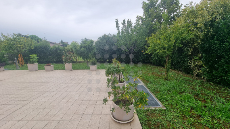 In recente palazzina al confine tra Abano Terme e Montegrotto, a 950 m dal Policlinico di Abano, ...