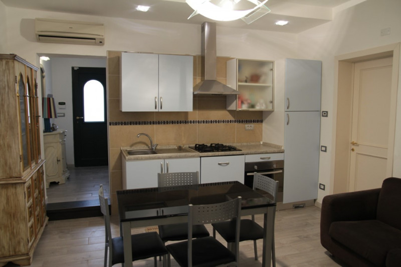 LONGARA. Non ti piace l'idea di vivere in condominio? Hai sempre sognato una casetta anche piccol...