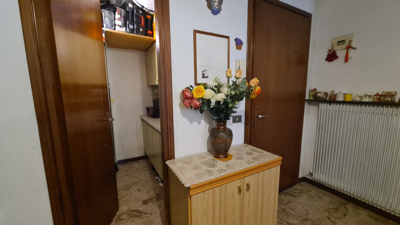 Appartamento spazioso e luminoso di 138 mq al primo piano servito da ascensore.

La posizione è d...