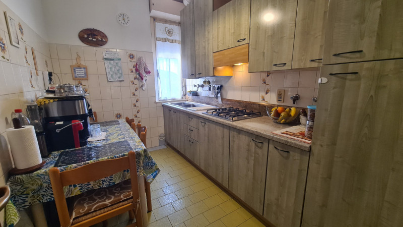 Appartamento spazioso e luminoso di 138 mq al primo piano servito da ascensore.

La posizione è d...