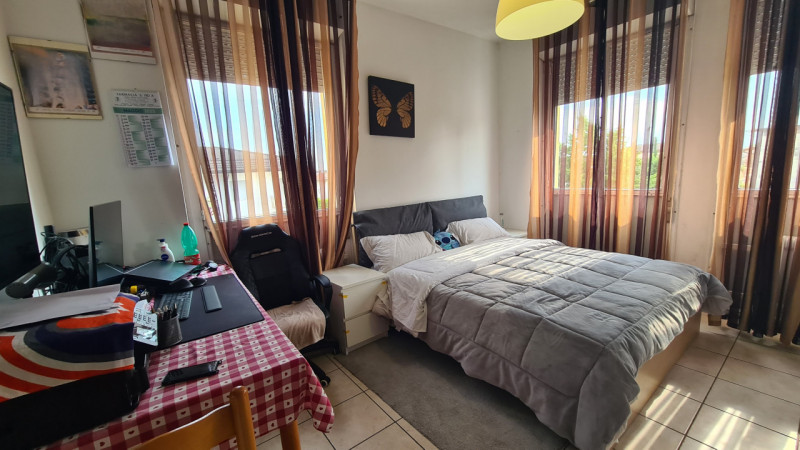 Appartamento spazioso e luminoso di 138 mq al primo piano servito da ascensore.

La posizione è d...