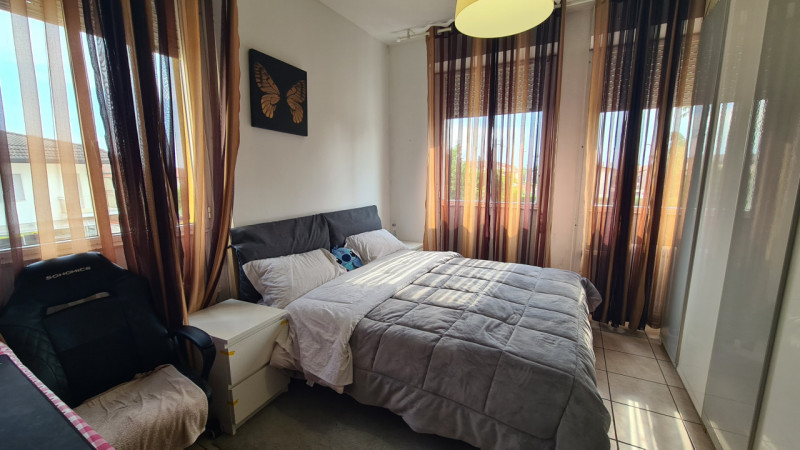 Appartamento spazioso e luminoso di 138 mq al primo piano servito da ascensore.

La posizione è d...