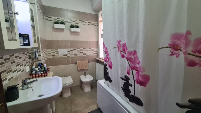 Appartamento spazioso e luminoso di 138 mq al primo piano servito da ascensore.

La posizione è d...