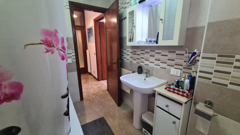 Appartamento spazioso e luminoso di 138 mq al primo piano servito da ascensore.

La posizione è d...