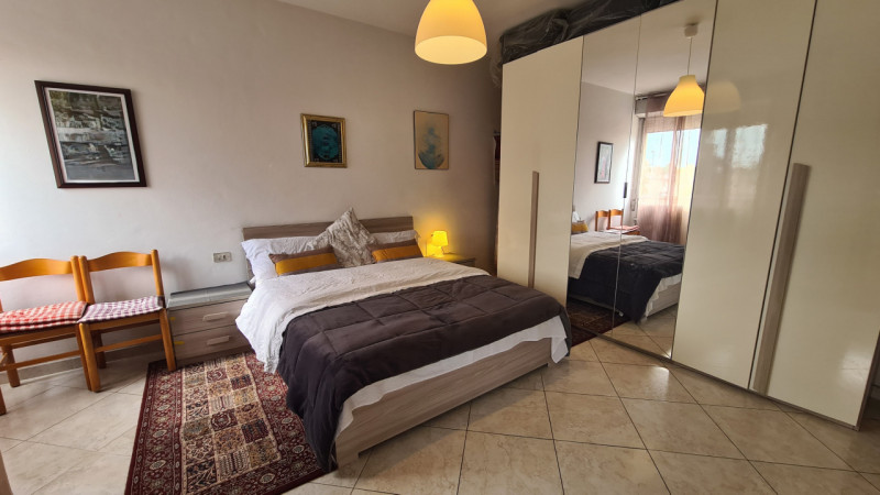 Appartamento spazioso e luminoso di 138 mq al primo piano servito da ascensore.

La posizione è d...