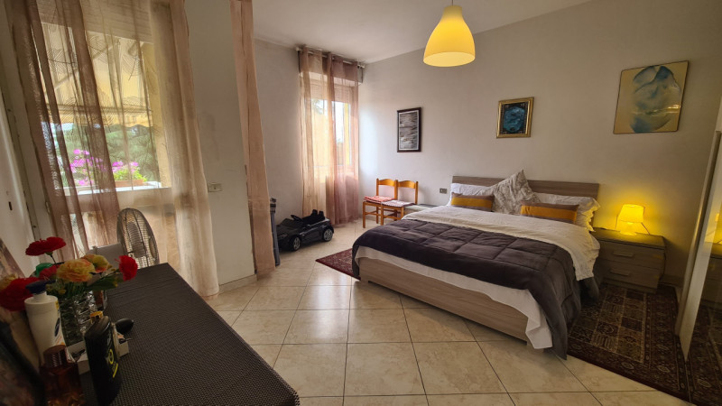 Appartamento spazioso e luminoso di 138 mq al primo piano servito da ascensore.

La posizione è d...