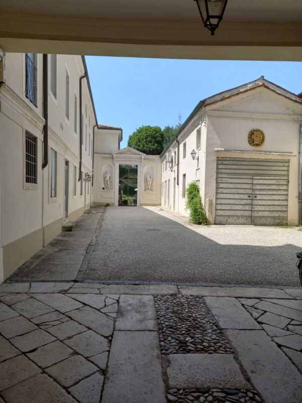 In contrà San Marco, in palazzo storico, graziosissimo mini ideale come pied-a-terre al piano ter...