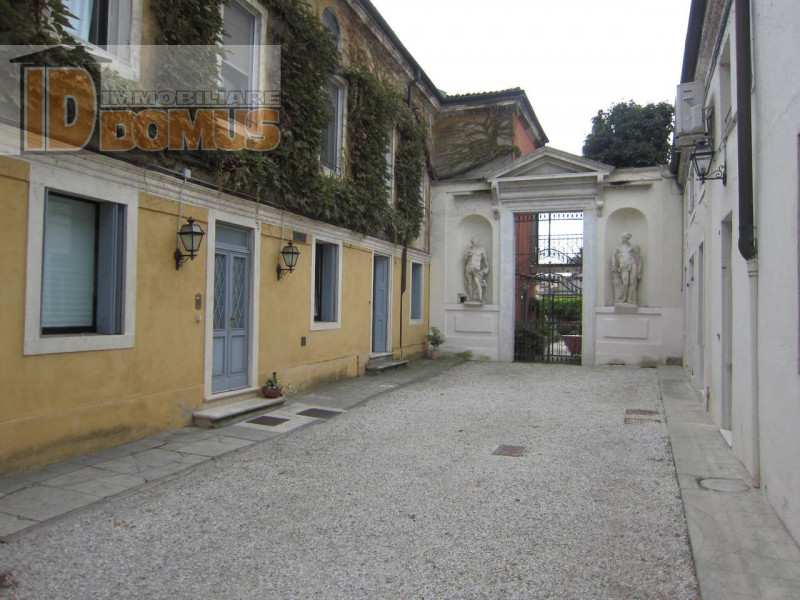 In contrà San Marco, in palazzo storico, graziosissimo mini ideale come pied-a-terre al piano ter...