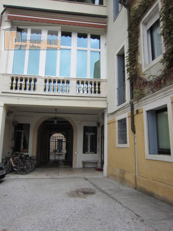 In contrà San Marco, in palazzo storico, graziosissimo mini ideale come pied-a-terre al piano ter...