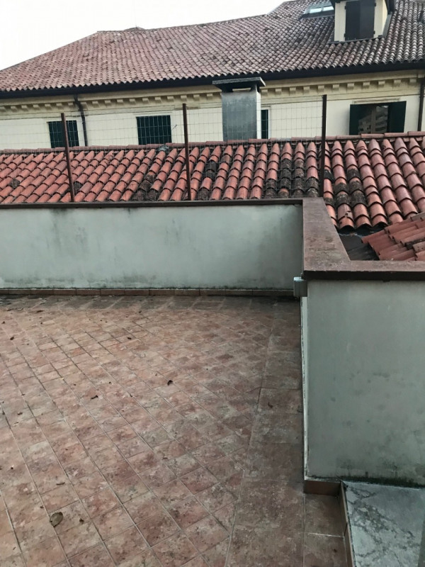 ULTIMO PIANO APPARTAMENTO PARTE MANSARDATO CON GRANDE TERRAZZA ABITABILE. INGRESSO SALONE, CUCINA...