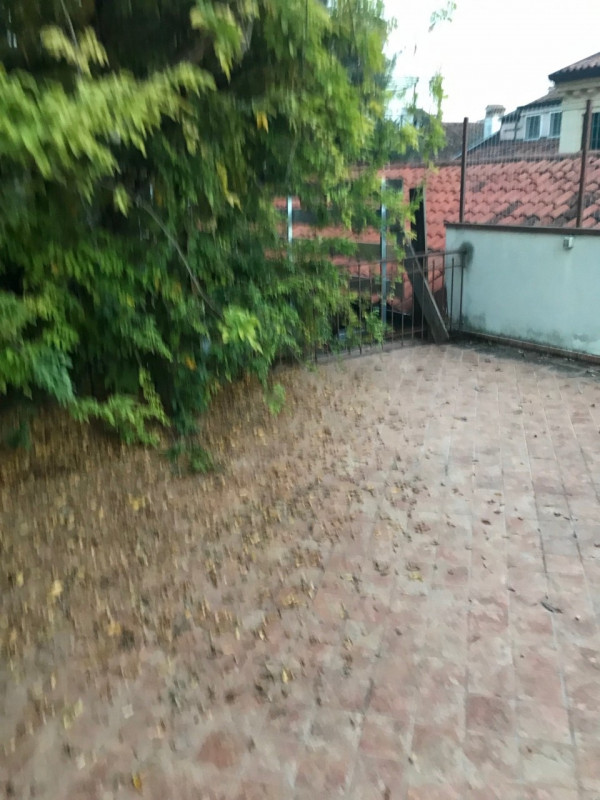 ULTIMO PIANO APPARTAMENTO PARTE MANSARDATO CON GRANDE TERRAZZA ABITABILE. INGRESSO SALONE, CUCINA...